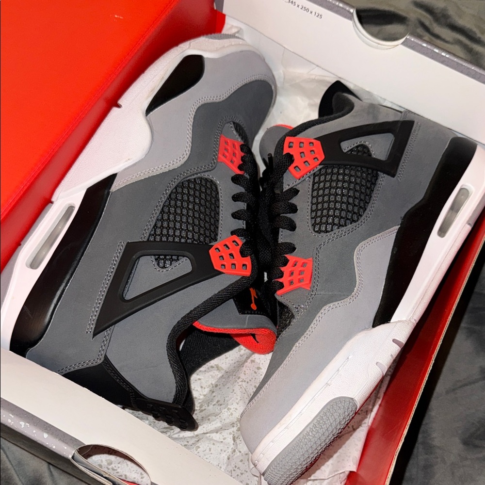 AIR JORDAN 4 RETRO